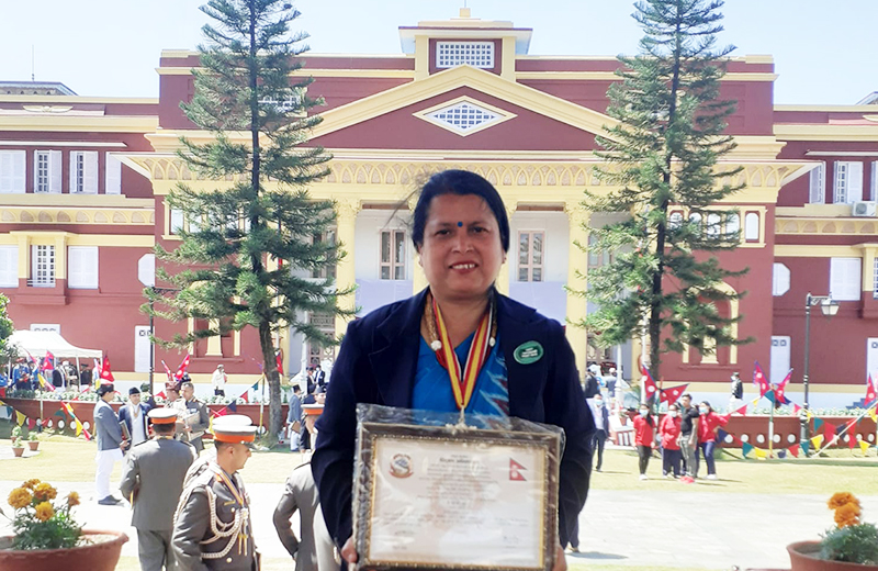 उत्कृष्ट कर्मचारीमा पुरस्कृत पनेरू घुससहित प’क्रा’उ