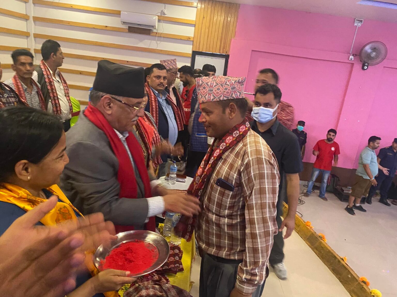 पूर्वी चितवनमा माओवादी प्रवेशको जनलहर बढ्यो, एकैदिन प्रचण्डको हातबाट टिका लगाउदै ५ सय बढीले गरे पार्टी प्रवेश