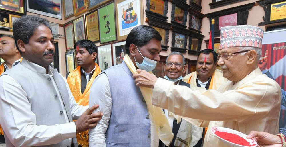 रौतहटको राजपुरका मेयर र दुई वडाअध्यक्ष कांग्रेस त्यागेर एमालेमा प्रवेश