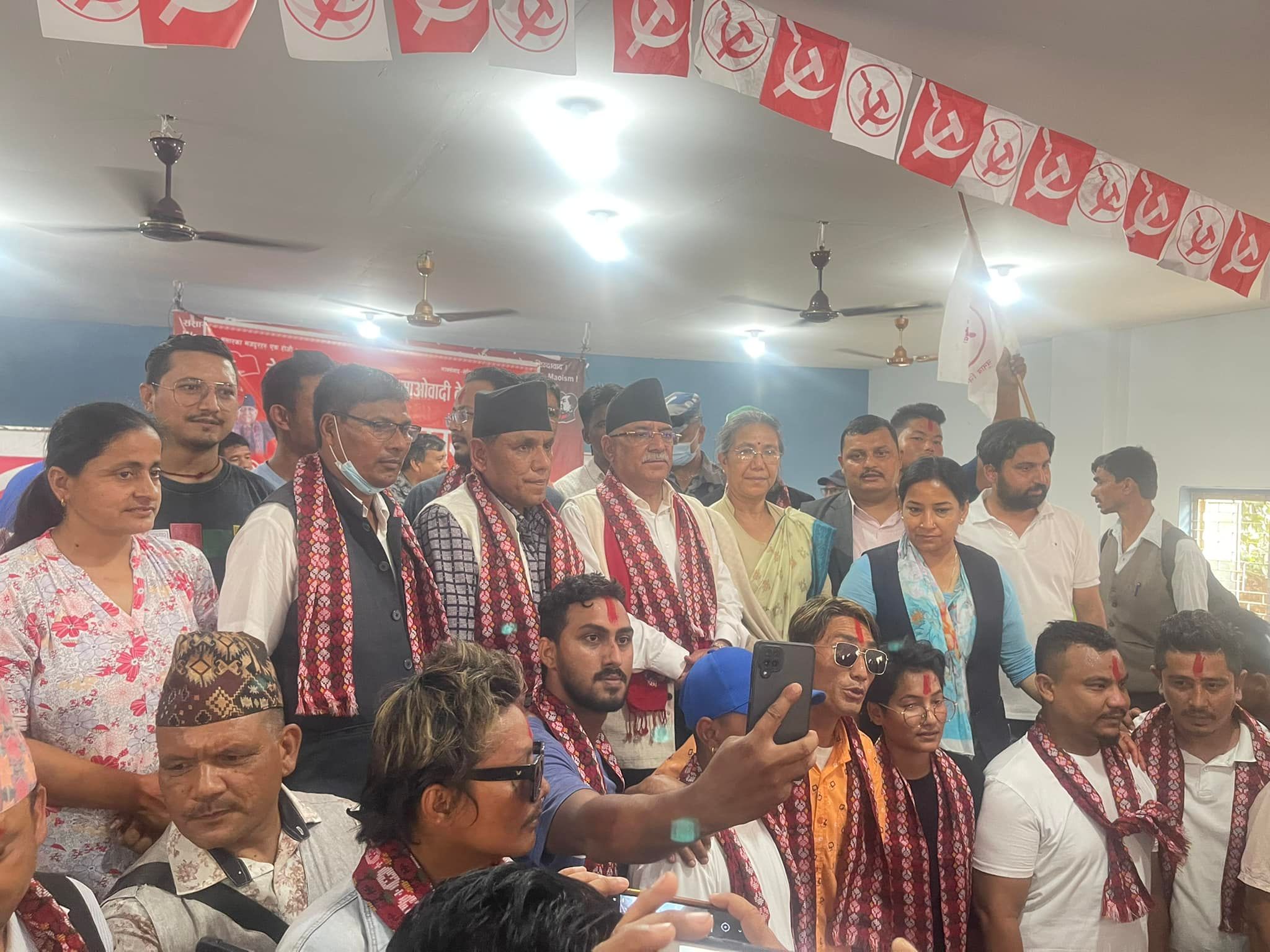 एमालेका उपाध्यक्ष भरत खड्गीसहित २०० जना युवाहरु माओवादी केन्द्रमा प्रवेश