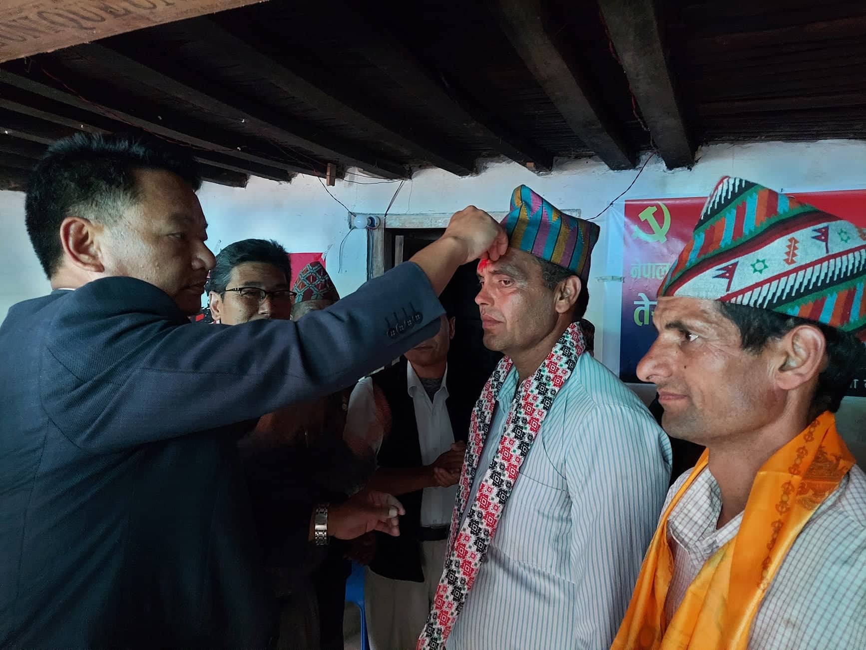 एमालेबाट टिकट नपाएपछि रिसाएका यी नेता काँग्रेसबाट टिकट लिएर घर फर्किए, देख्ने र सुन्ने सबै चकित परे