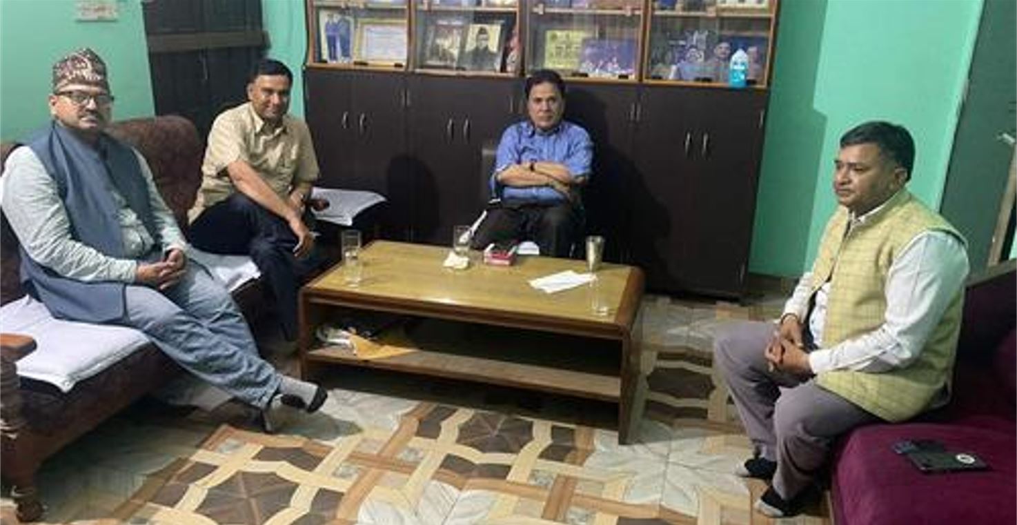 चितवन काँग्रेसको टोलीले मेयरका स्वतन्त्र उम्मेदवार पौडेललाई भेट्यो, निर्णयमा पुनर्विचार गर्न आग्रह