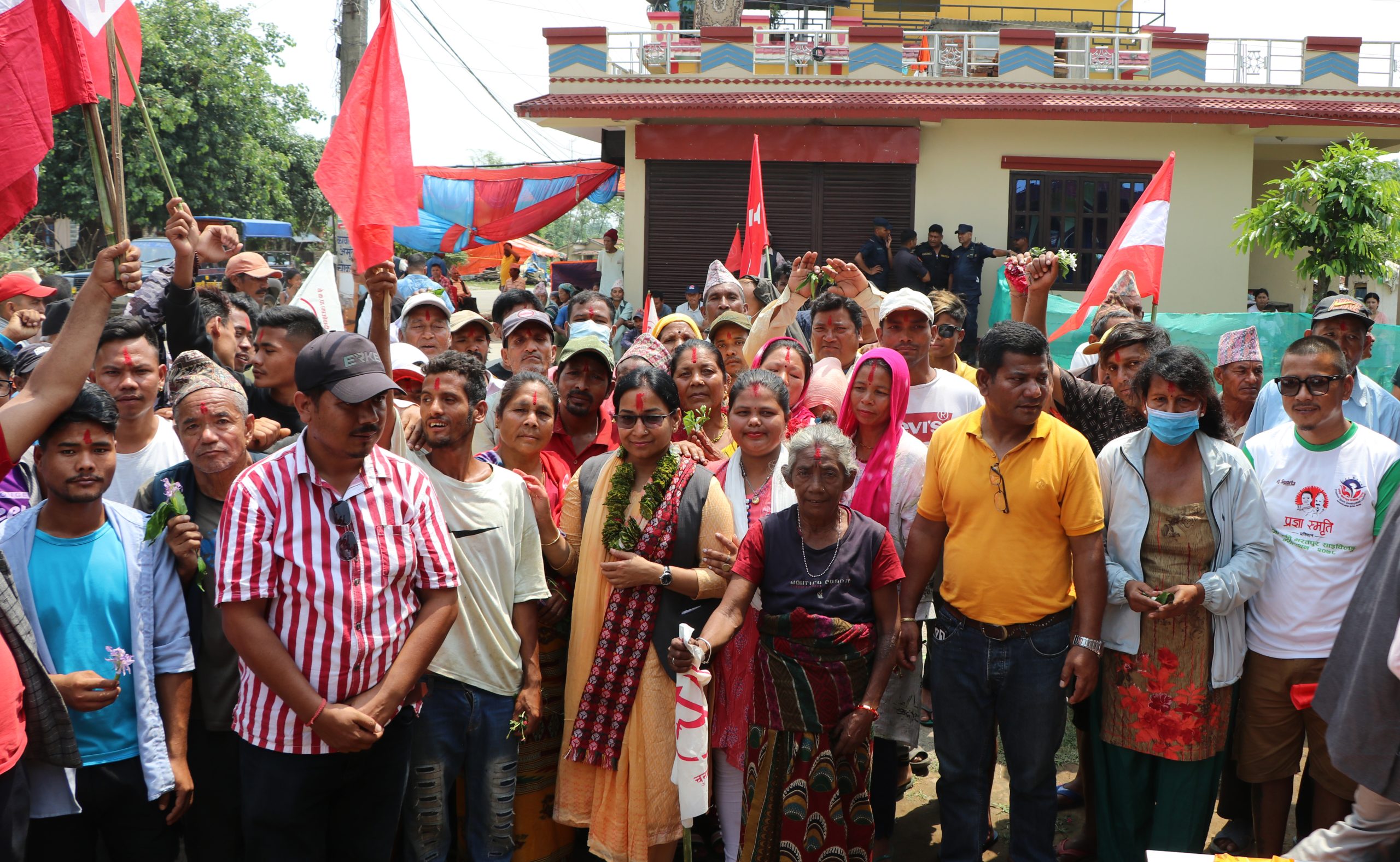 भरतपुरमा सयौँ एमाले र राप्रपाका कार्यकर्ता माओवादीमा प्रवेश