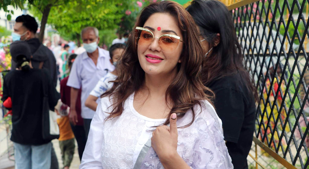 करिश्माको व्यङ्ग्य– इज्जत बचाउन कट्टु फुकालेर मुख छोप्नुजस्तो देखियो