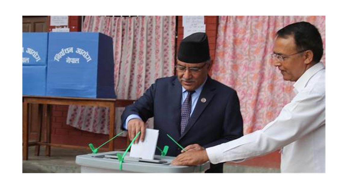 प्रचण्डद्वारा पुलिस स्कुल शान्तिपुरमा मतदान