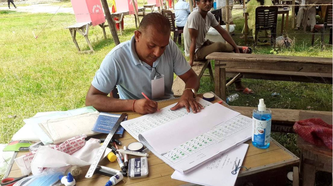 आफैँ मतपत्रमा छाप लगाउँदै गर्दा मतदान अधिकृत रंगेहात प’क्राउ