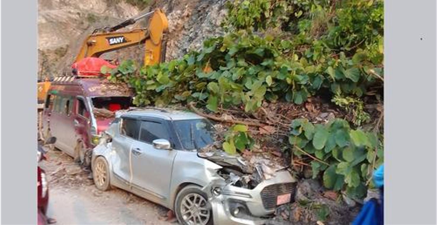 नारायणगढ-मुग्लिन सडकखण्डमा गुडिरहेको माइक्रो र कारमाथि पहिरो खसेपछि…