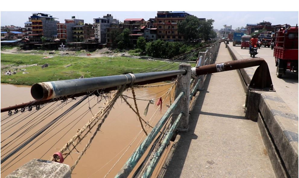 बिद्युत प्राधिकरणको लापरबाहीको चरम नमुना हो नारायणी पुलमा ढलेका बिद्युतका पोल