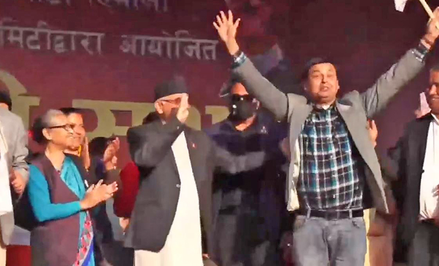 एमाले प्रवेश गरे पूण्य गौतम, मञ्चमै ढोगे ओलीको खुट्टा