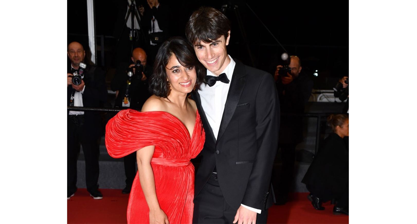 कान्सको रे’ड कार्पेटमा हिँड्ने पहिलो नेपाली अभिनेत्री बनिन् सु’रक्षा