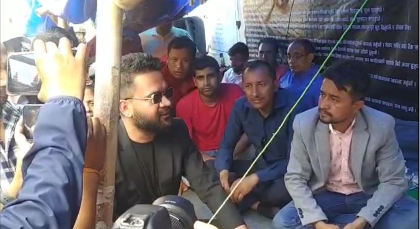 सेयर बजार सुधारका लागि अनशनरत कोइरालालाई भेट्न खुमलटार पुगे काठमाडौंका मेयर बालेन