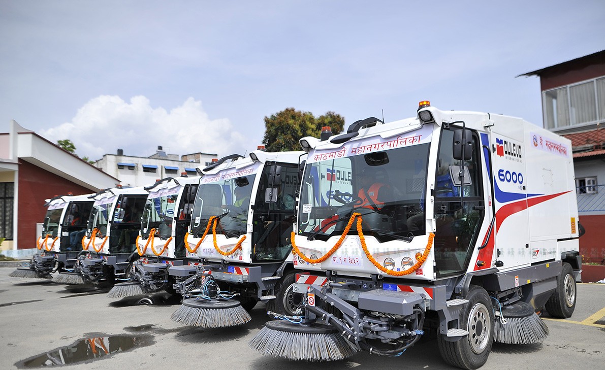 मेयर बालेन भन्छन्- ९ वटा ब्रुमरले सडक सफा गर्दैछौं
