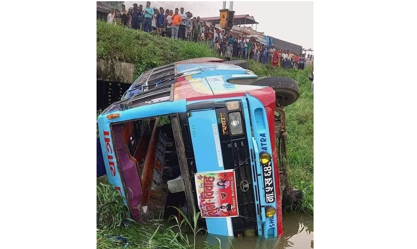 चितवनमा दुलही लिएर फर्कदै गरेको जन्ती सवार बस दु’र्घटना