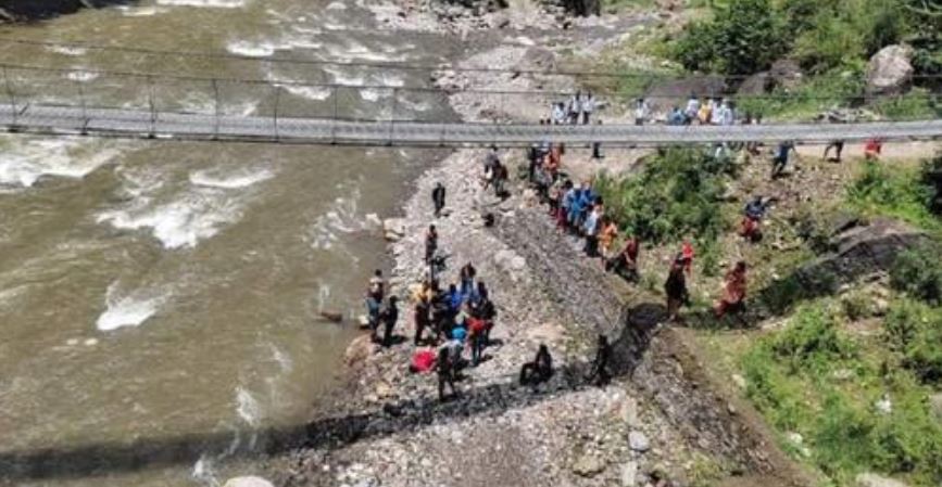 स्कुल हिँडेकी शिक्षिका स्कुटरसहित खोलामा खसेपछि…