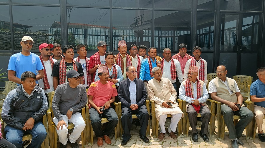 विभिन्न दल परित्याग गरी सर्लाहीका एक दर्जन नेता कार्यकर्ता माओवादीमा प्रवेश