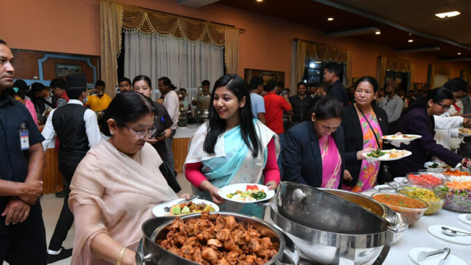 तस्बिरमा हेर्नुहोस् एमालेका जनप्रतिनिधिको रात्रिभोज