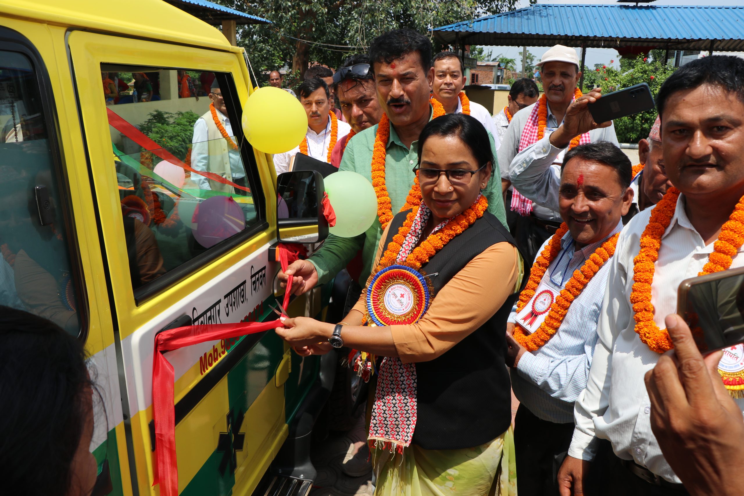 मेयर दाहालद्धारा अत्याधुनिक एम्बुलेन्सको उद्घाटन