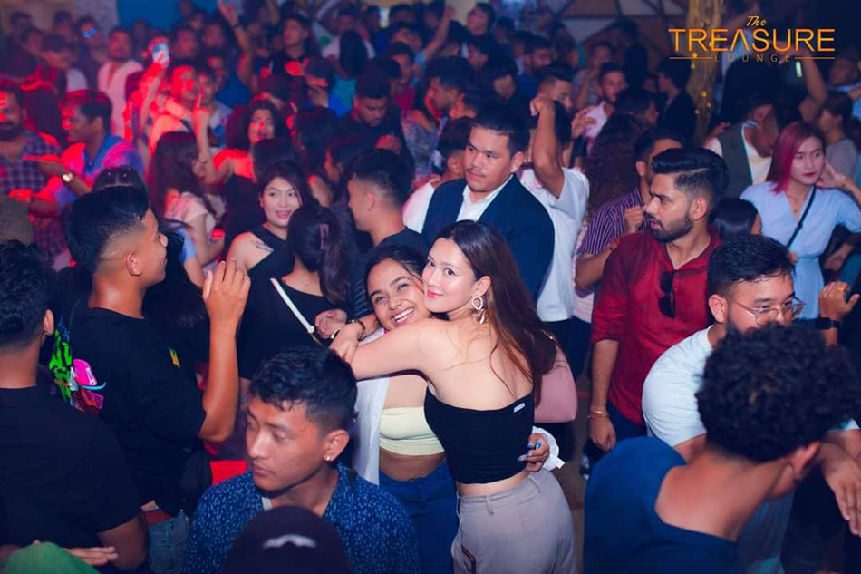 पोखराको क्लबमा रमाएकी उपासना