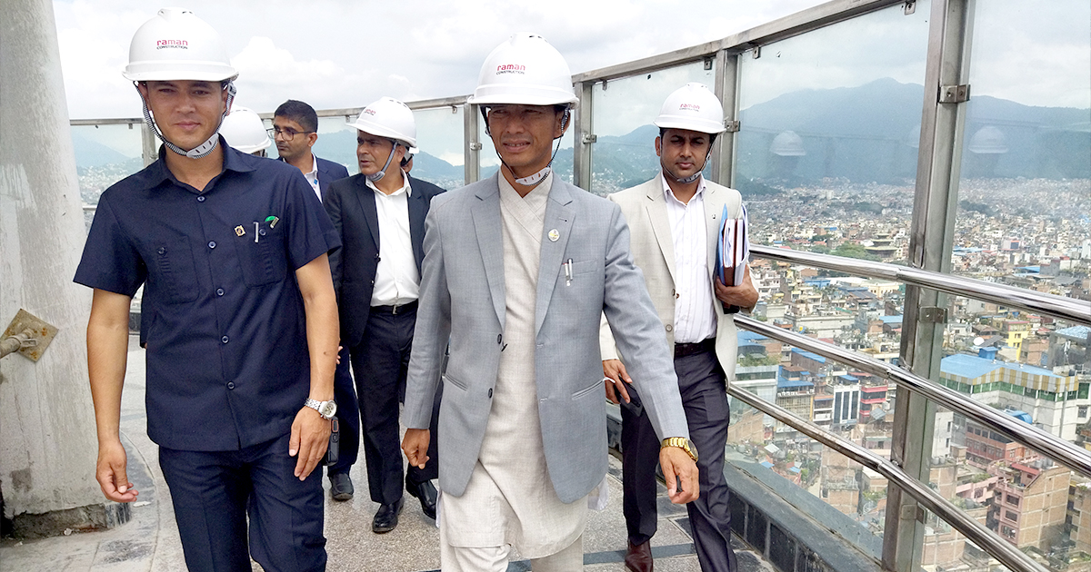 धरहरा निर्माण कम्पनीलाई मन्त्रीले झपारे, पेनाल्टी तिराउने चेतावनी