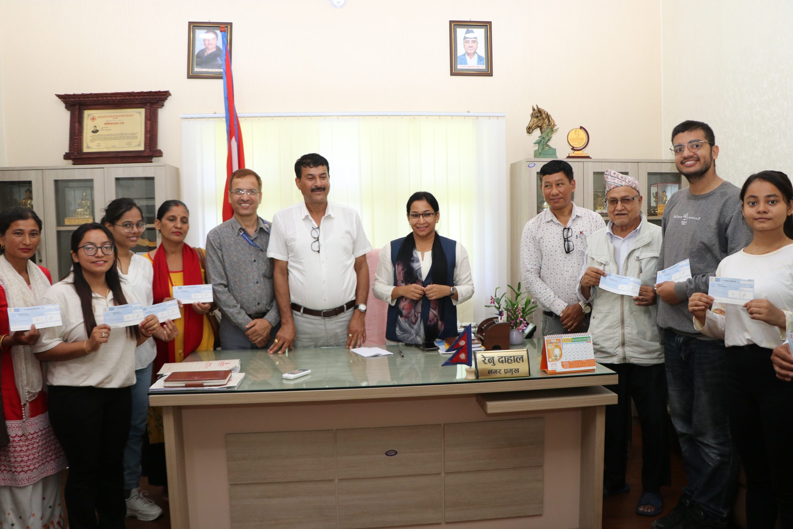 भरतपुर महानगरले दियो उच्च शिक्षा अध्ययन गर्ने विद्यार्थीलाई १० हजार छात्रवृति