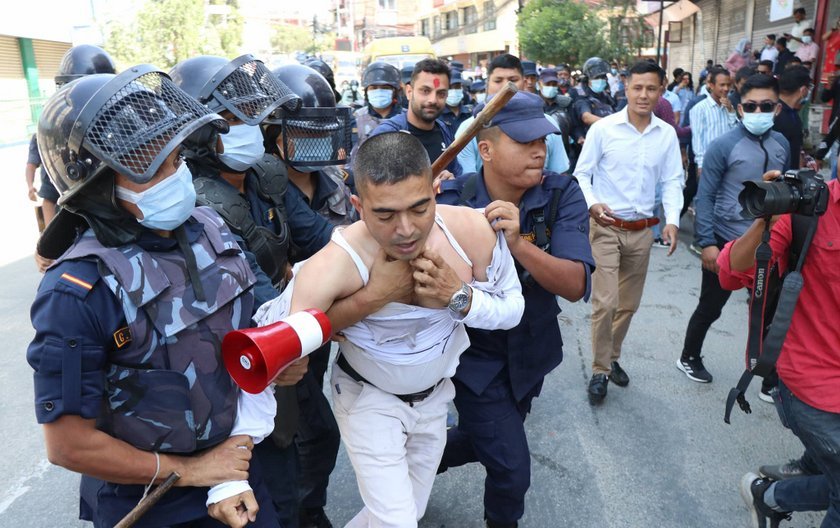 बालुवाटारमा गभर्नर विरुद्ध प्रदर्शन गर्ने विद्यार्थीमाथि प्रहरीको धरपकड