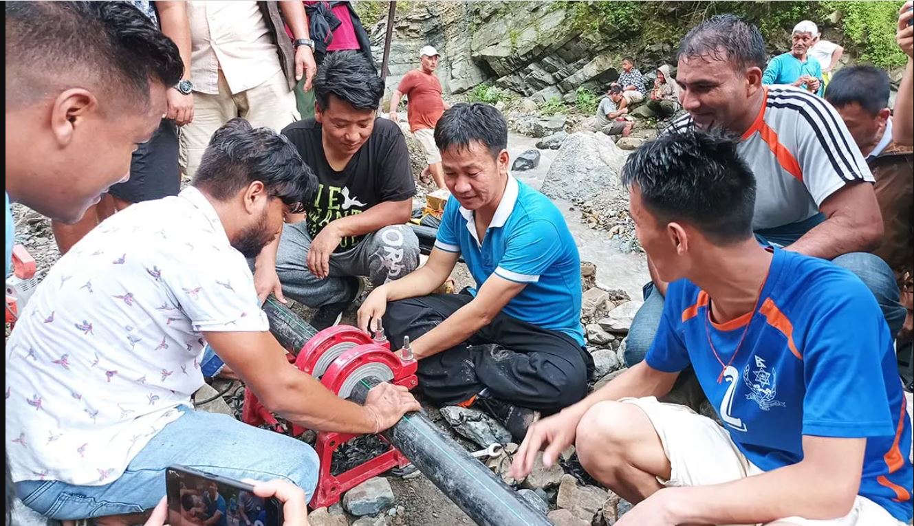 नगरप्रमुख र जनताको श्रमदानबाट पकुवा खोलाको पानी धरानका घरघरमा