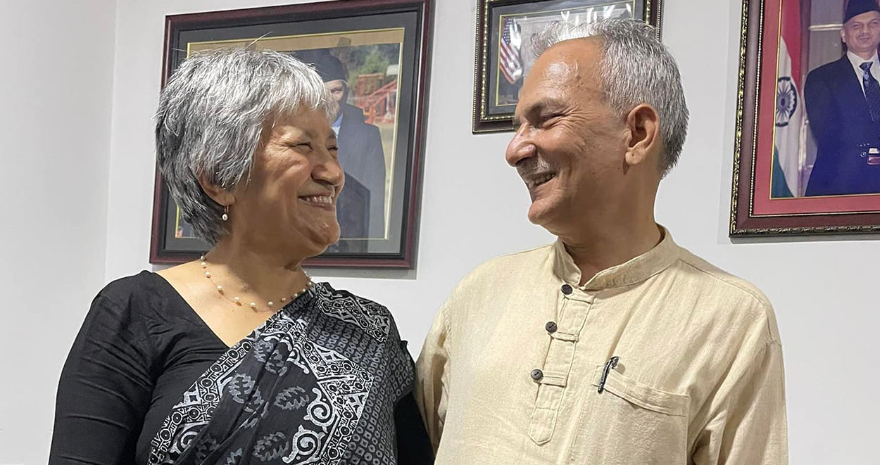 हिसिलासँगको फोटो राख्दै बाबुरामले लेखे– निरन्तर नयाँ यात्रामा