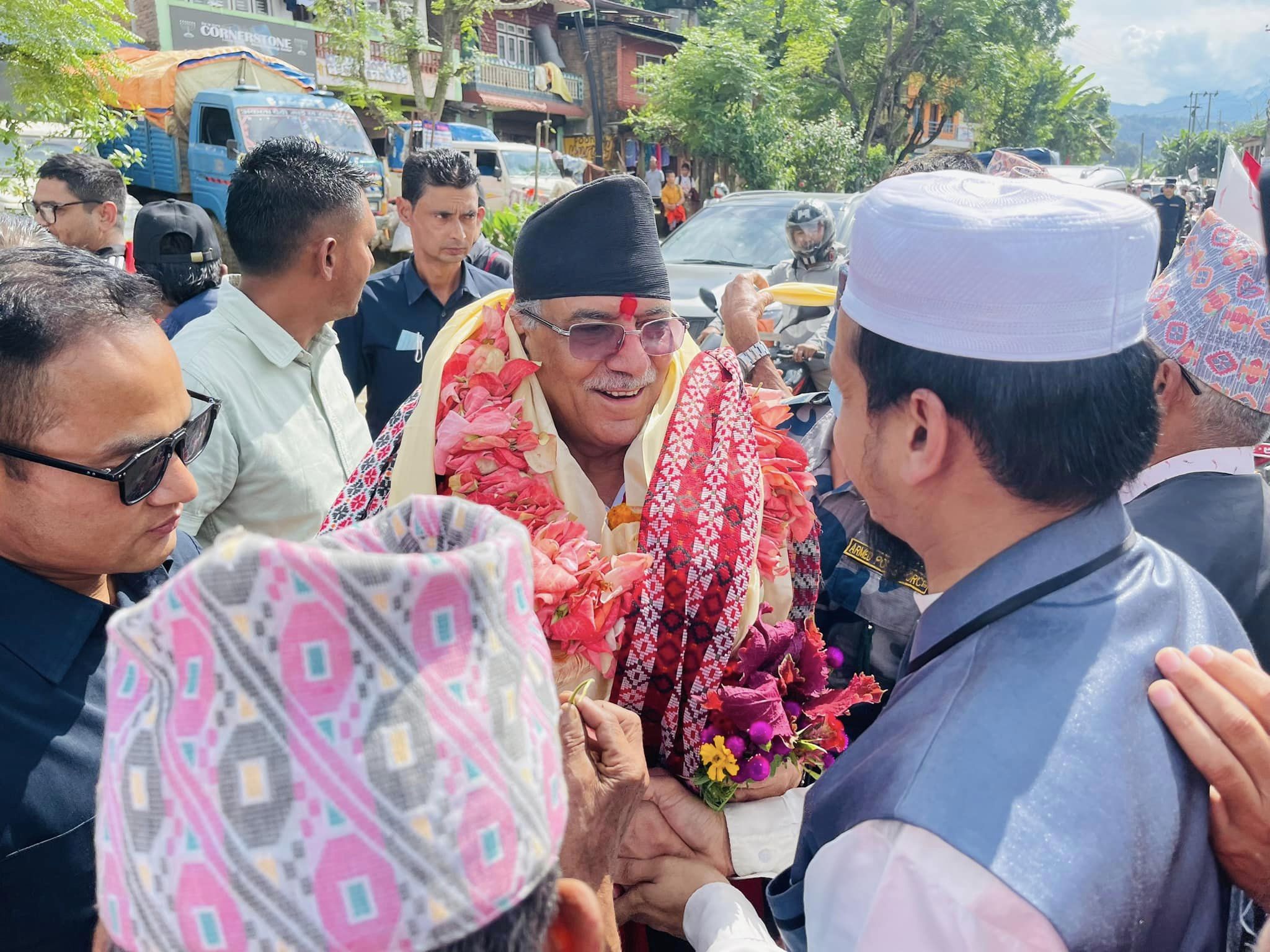 मनोनयन दर्ता गर्न गोरखा पुगेका प्रचण्डलाई भव्य स्वागत