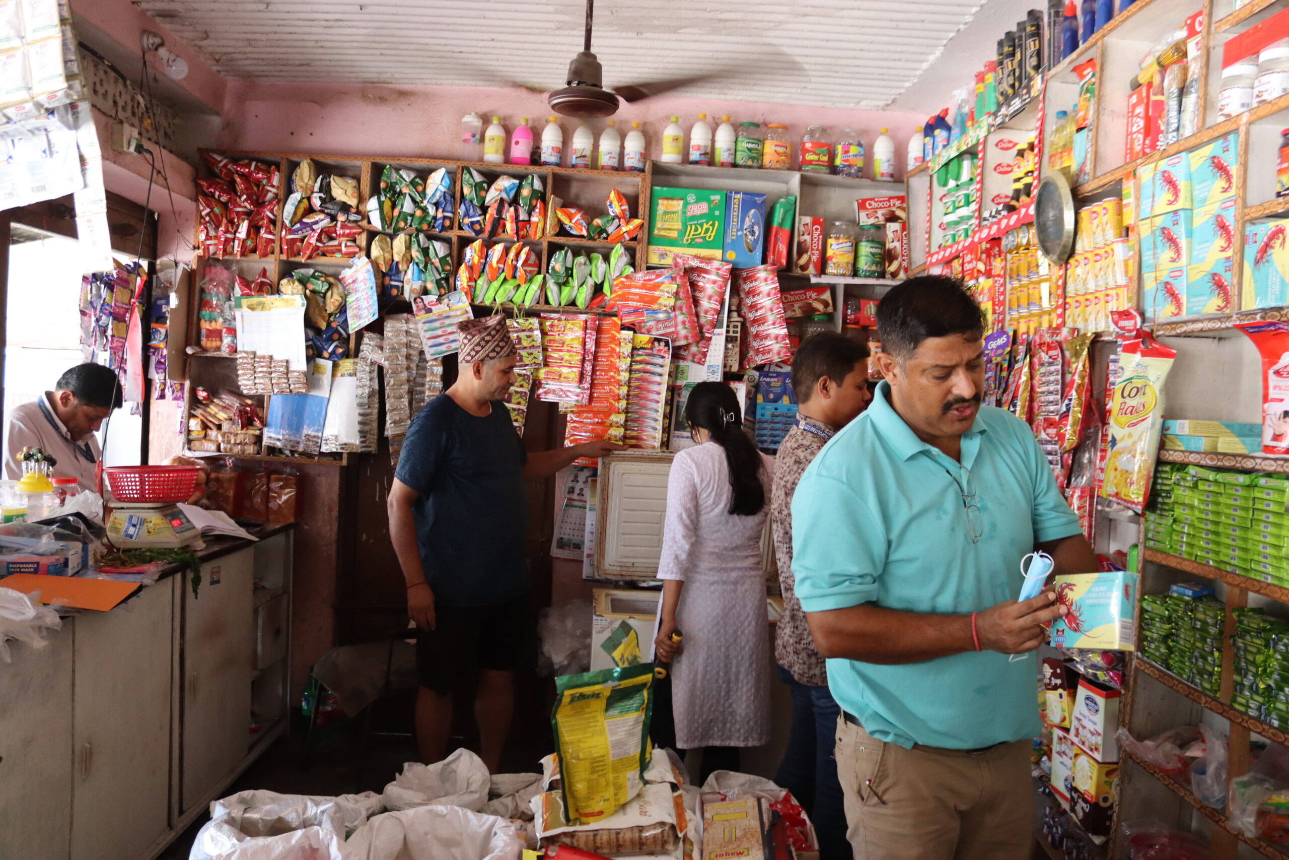 किराना पसलहरुमा भरतपुर महानगरपालिकाको अनुगमन