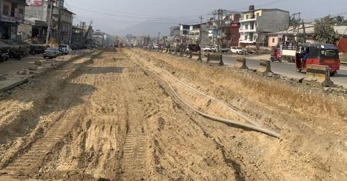 पुल्चोक–गोन्द्राङ छ लेन सडकको काम वर्षाले प्रभावित