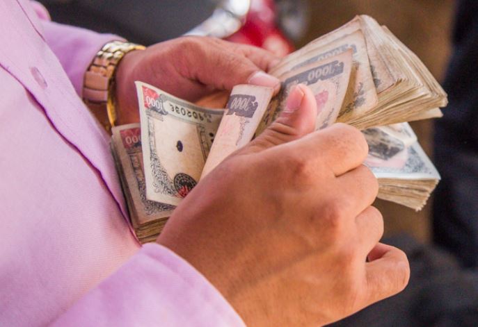 रत्ननगरको हाईस्कुल रोडमा खाजा बेचेरै मासिक एक लाख बचत गर्छन् लोकनाथले