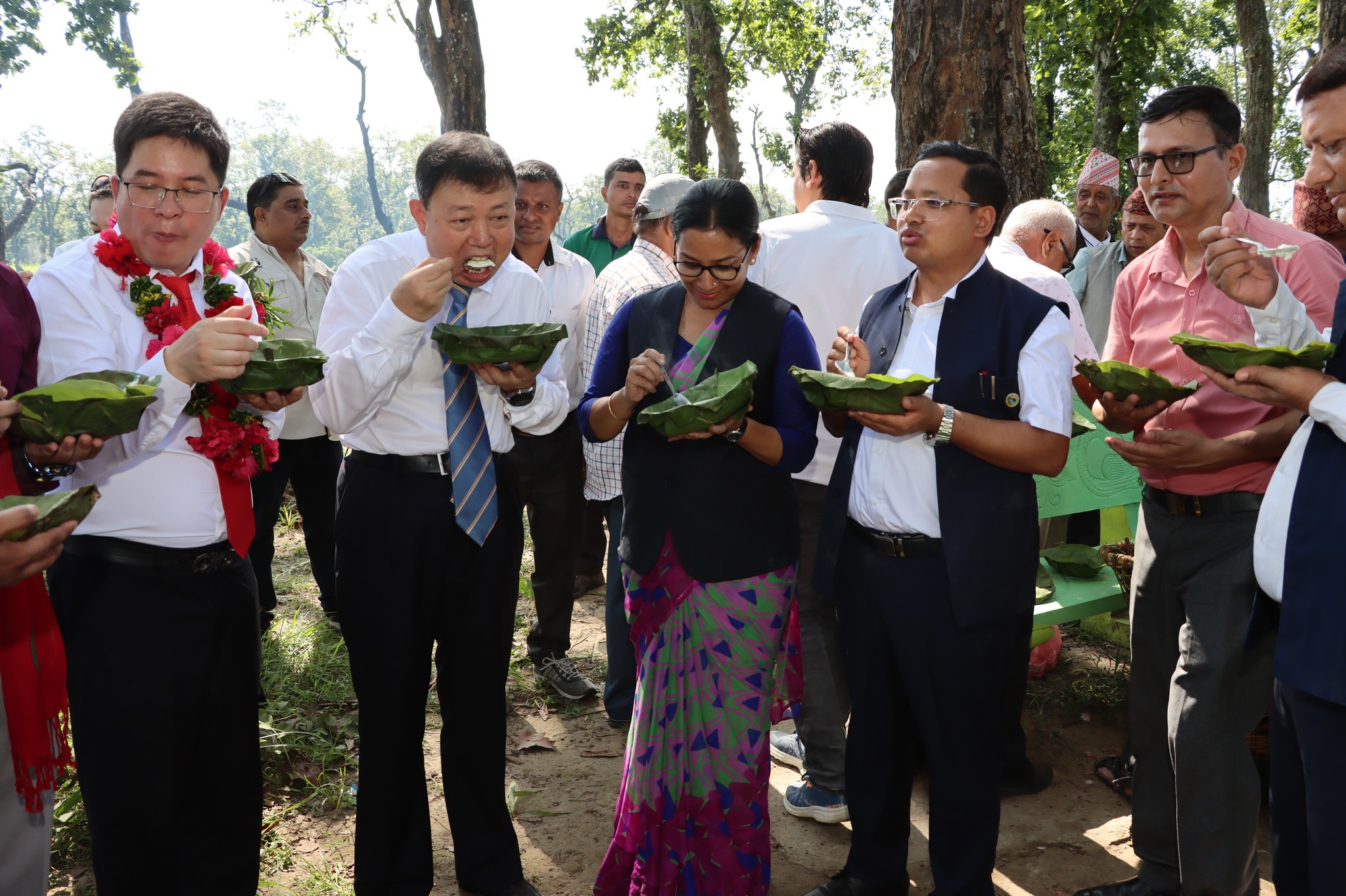 मेयर दाहालले चीनियाँ पर्यटकलाई खुवाइन् खिर