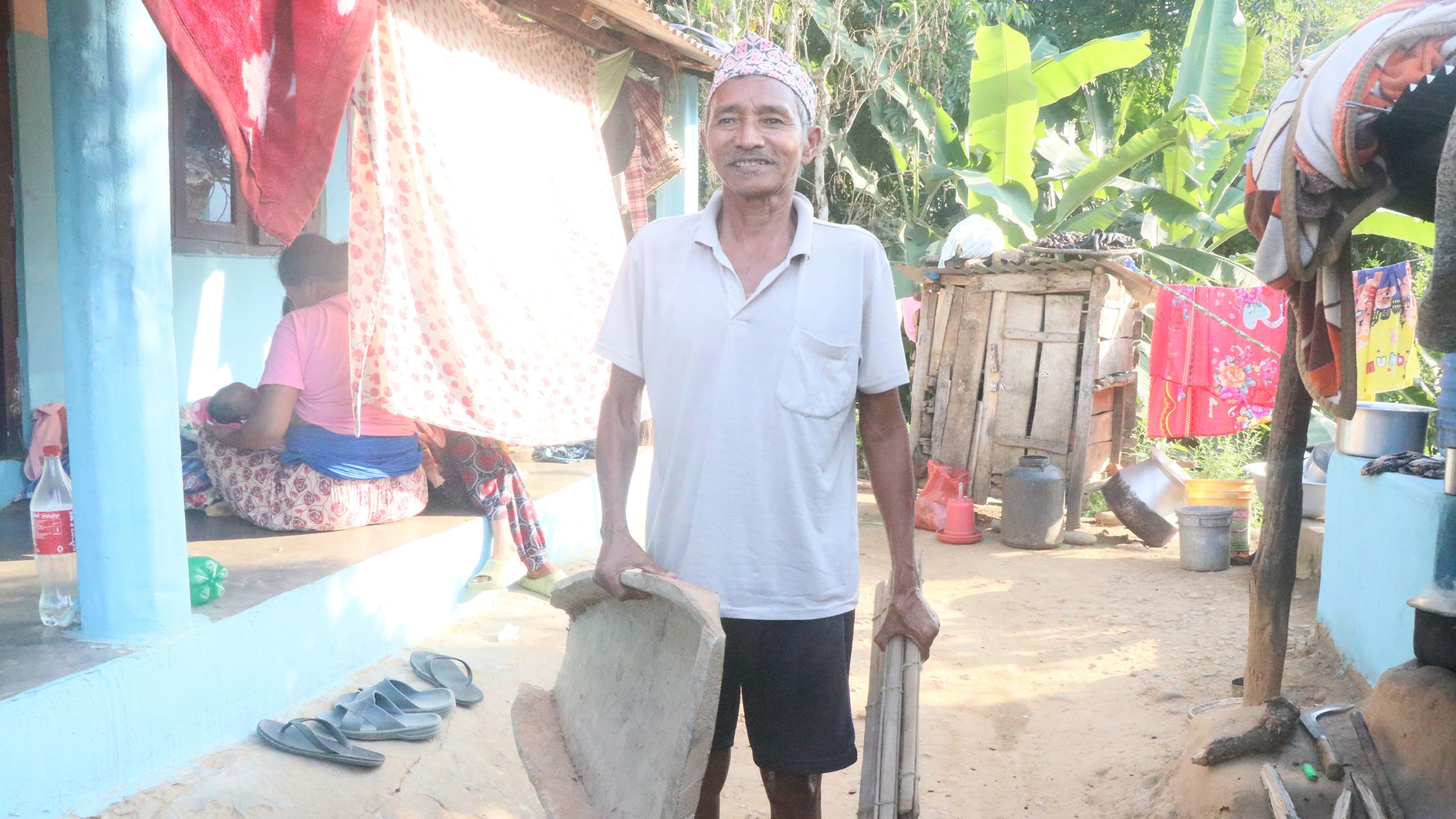 सुन खोज्न हिँडे बोटेहरू: दशैं मनाउँदा लागेको ऋण तिर्न नदी किनारमा बास !