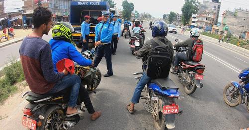चितवनको ट्राफिक प्रहरीले चाडपर्व लक्षित गर्दै सुरु गर्‍यो,राजमार्गमा सवारीको गति मापन