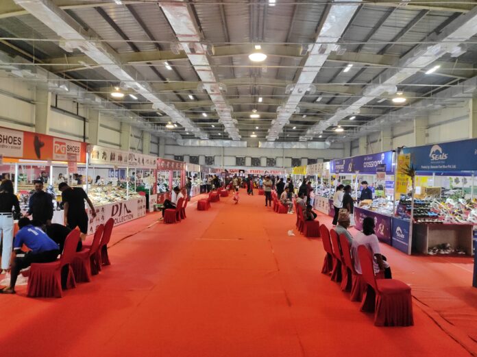 चितवन जुत्ता चप्पल मेलामा ग्राहकको अत्याधिक माग,मेला कात्तिक ४ गते सम्म सन्चालन हुने