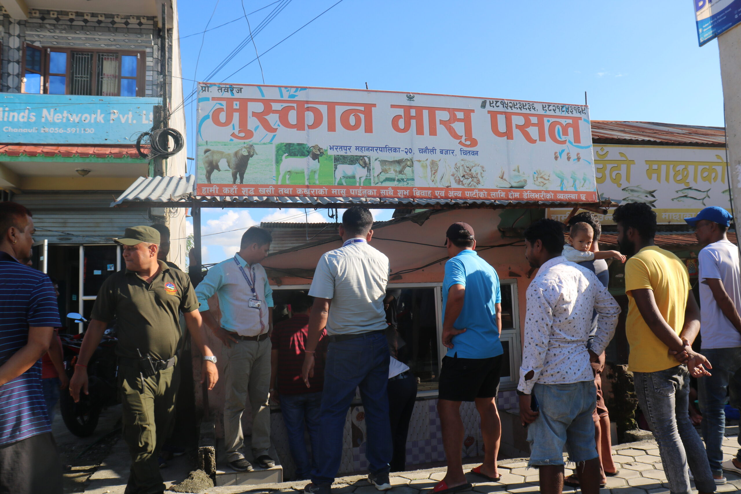 पश्चिम चितवनको चनौलीमा खसी भनेर बाख्रीको मासु बिक्रि, महानगरले गर्‍यो नष्ट