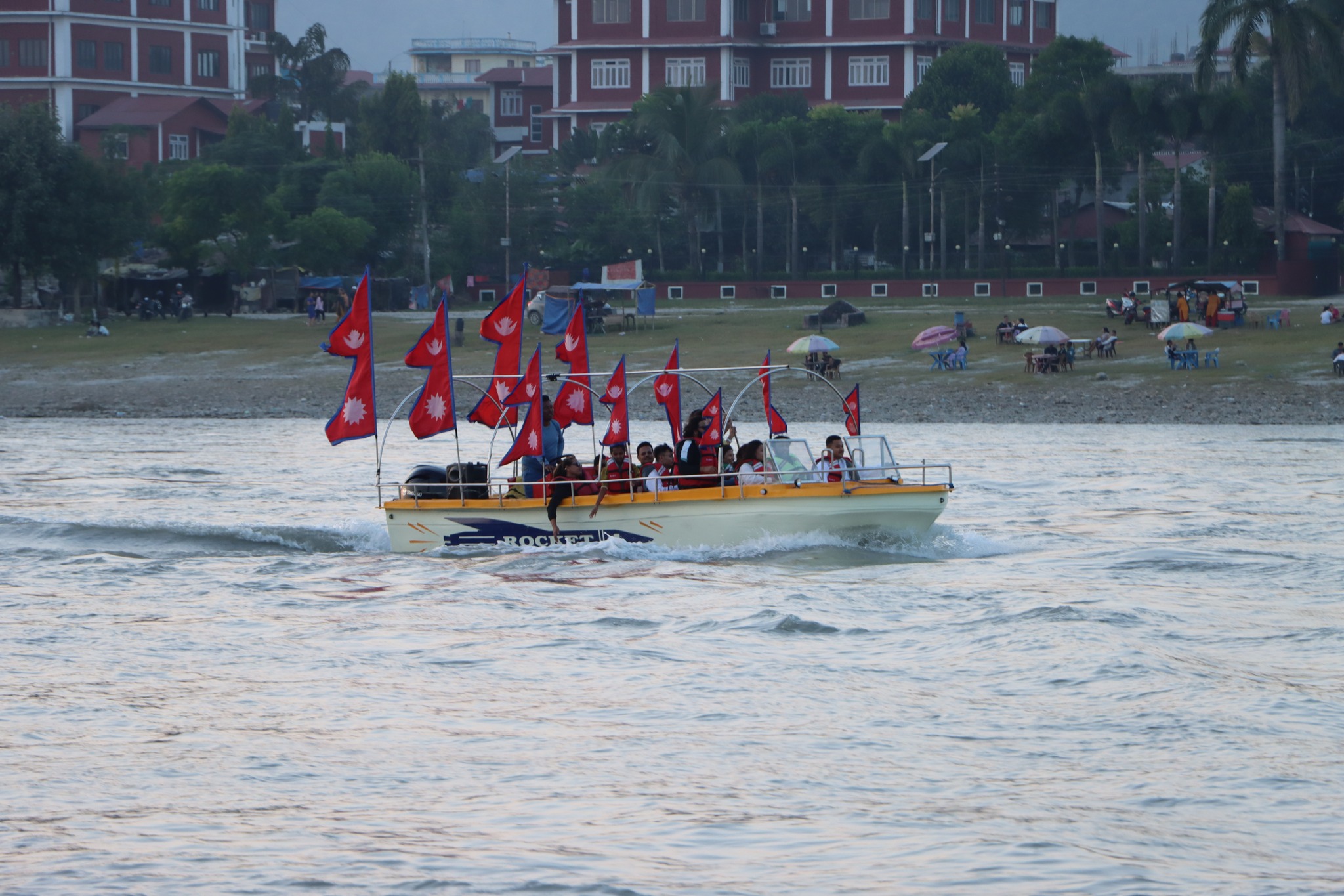 नारायणी नदीमा सञ्चालन हुन थाले मोटरबोट