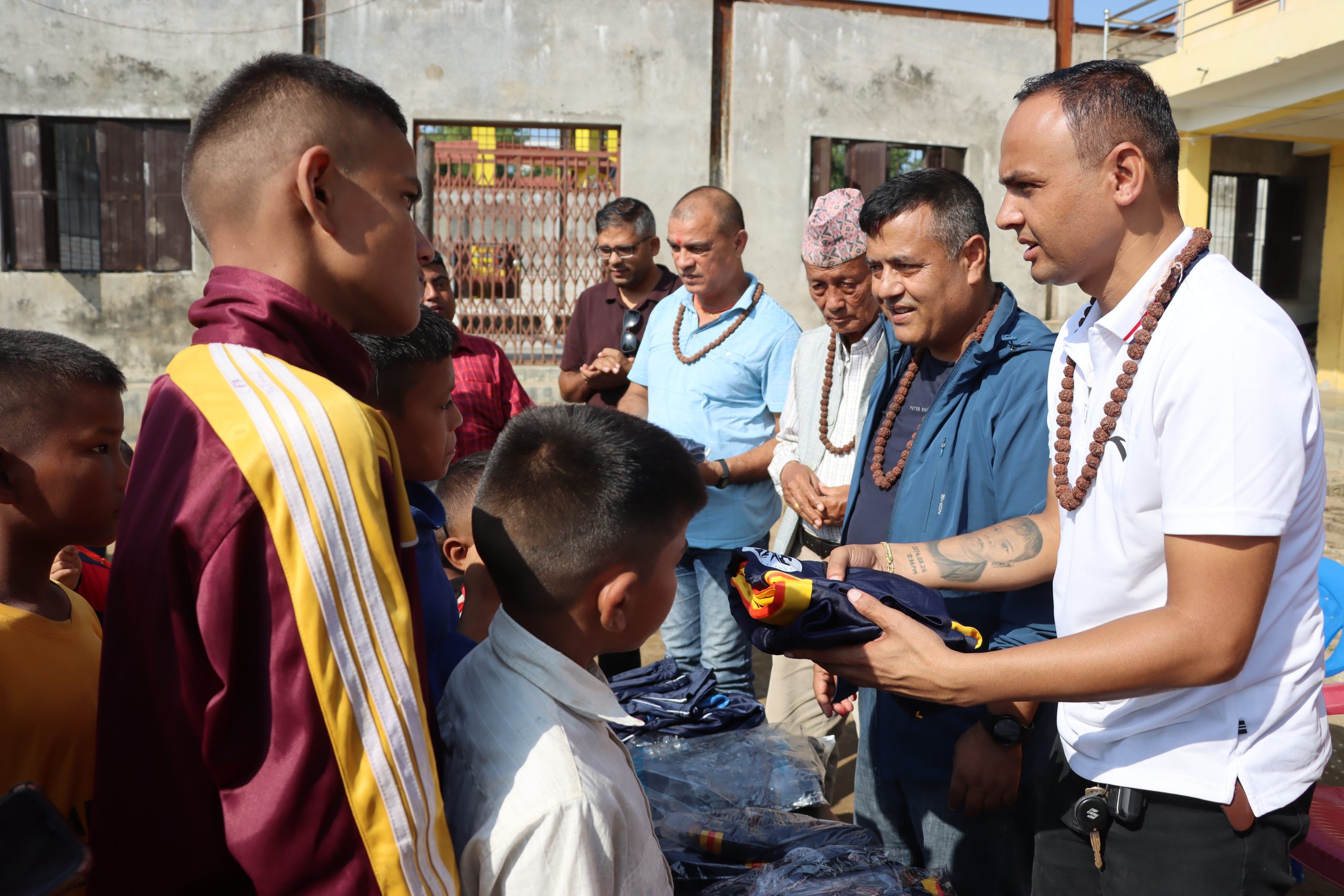दशैमा सडक बालबालिकालाई युवा व्यवसायी शुलभ सिग्देलद्धारा न्यानो कपडा सहयोग