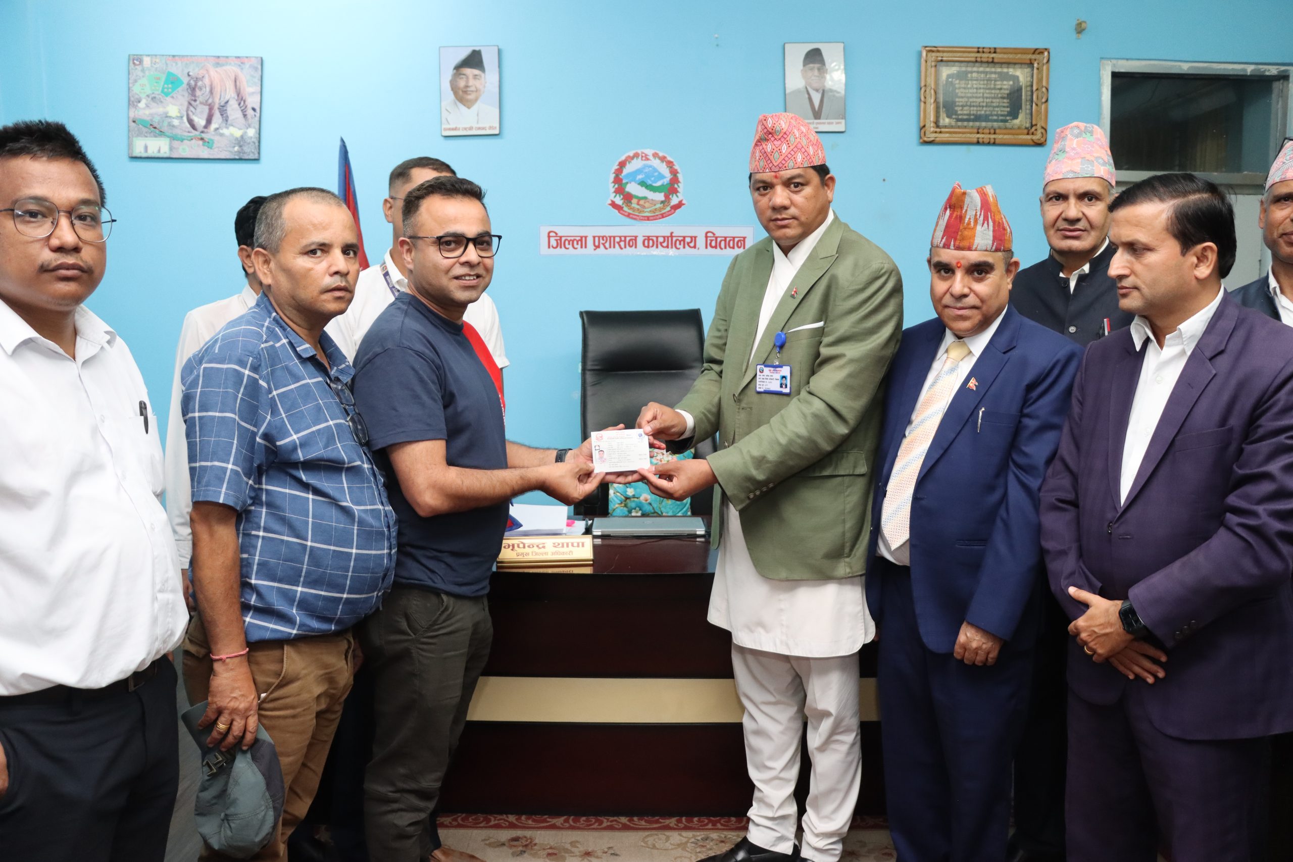 चितवनमा पहिलो पटक  गैर आवसीय नेपालीले नागरिकताको प्रमाण पत्र पाए