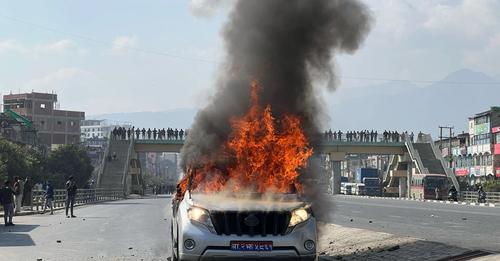 भौतिक पूर्वाधारमन्त्री प्रकाश ज्वालाको गाडीमा आगजनी