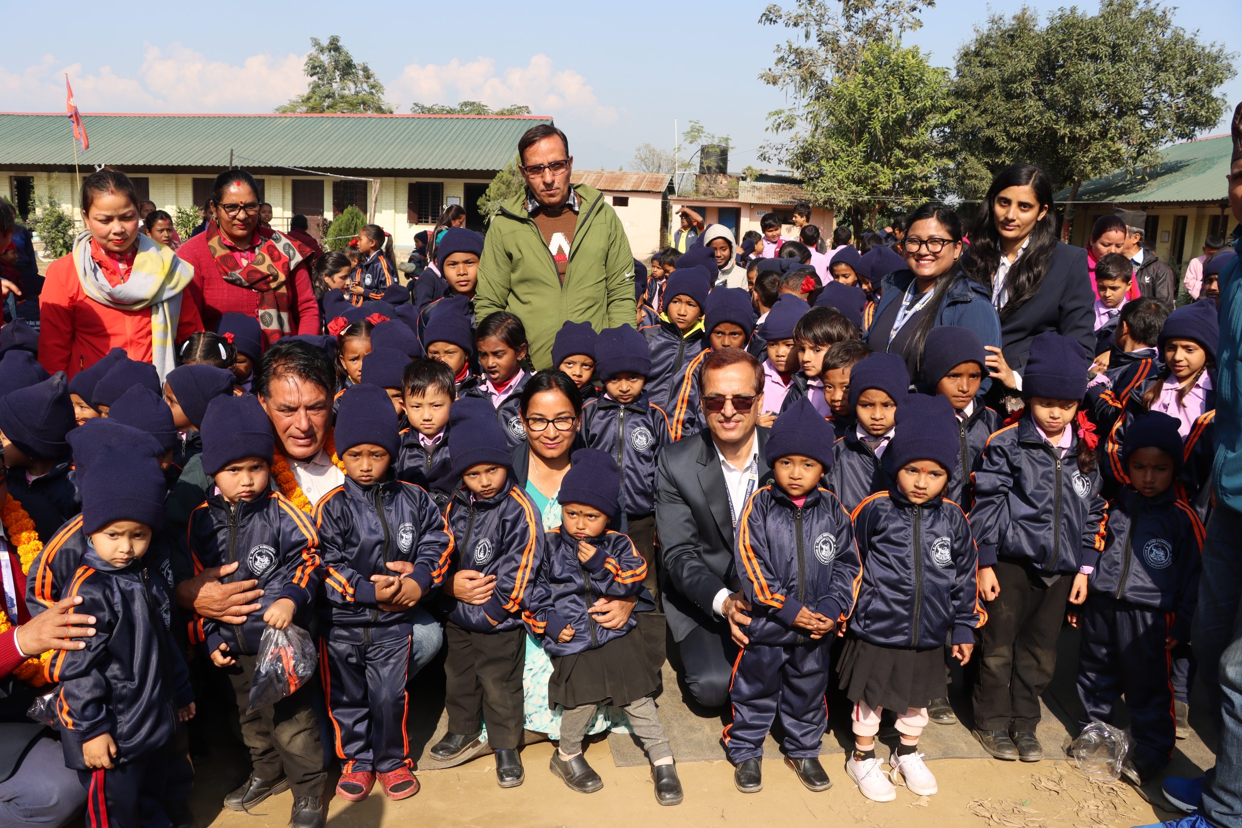 भरतपुर महानगरद्वारा बालबालिकालाई न्यानो कपडा वितरण