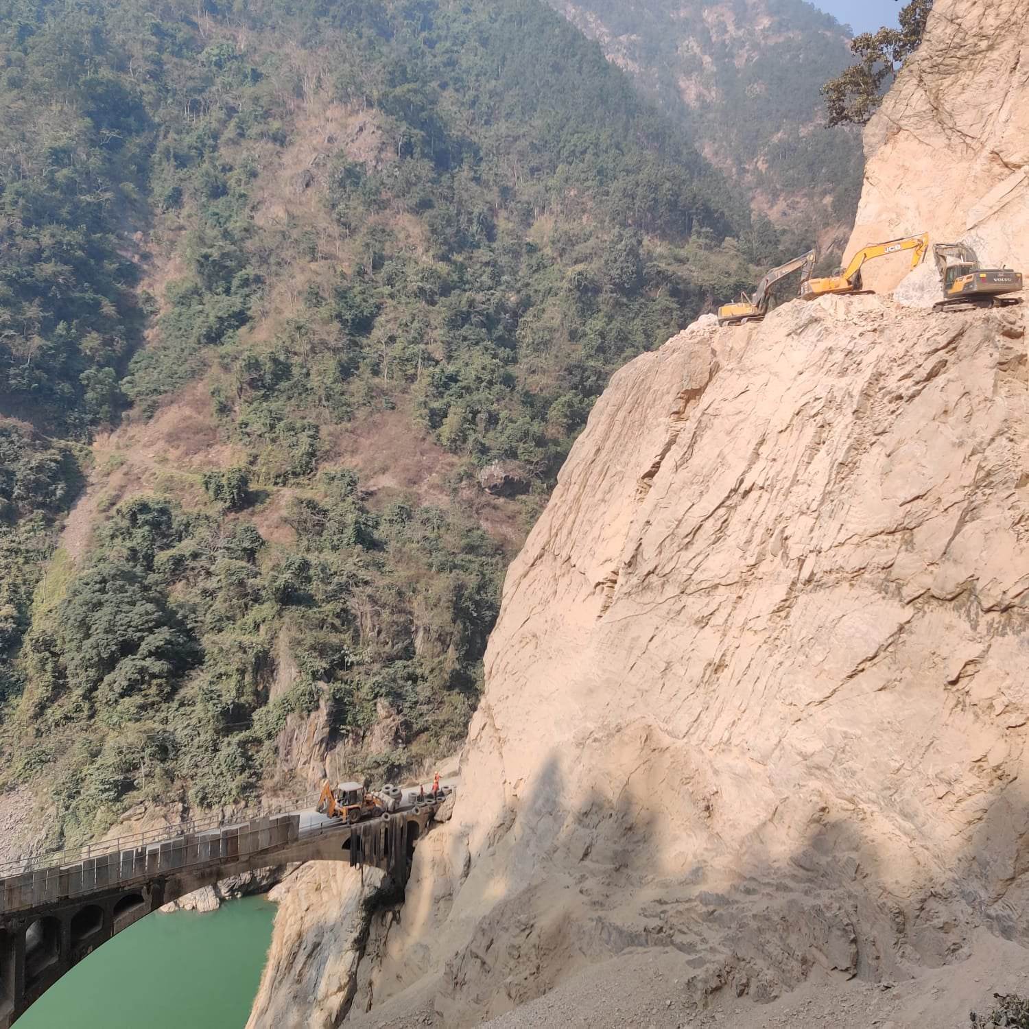 तुइन खोलामा पहाड काट्न नारायणगढ–मुग्लिन सडक दैनिक ४ घण्टा बन्द हुने