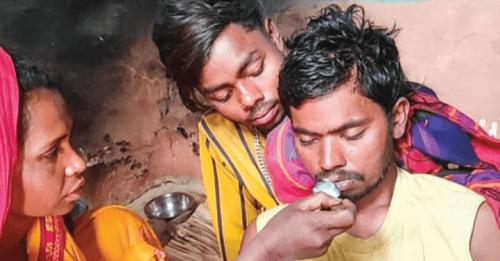 अस्पतालले मृत घोषणा गरी घाट लैजान लागेका एक व्यक्ति जीवितै