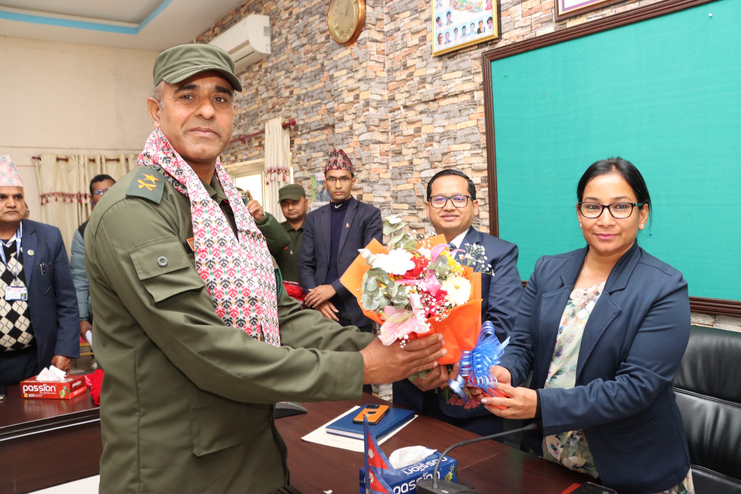 भरतपुरका २८ जनालाई नगर प्रहरीलाई दर्ज्यानी चिन्ह प्रदान