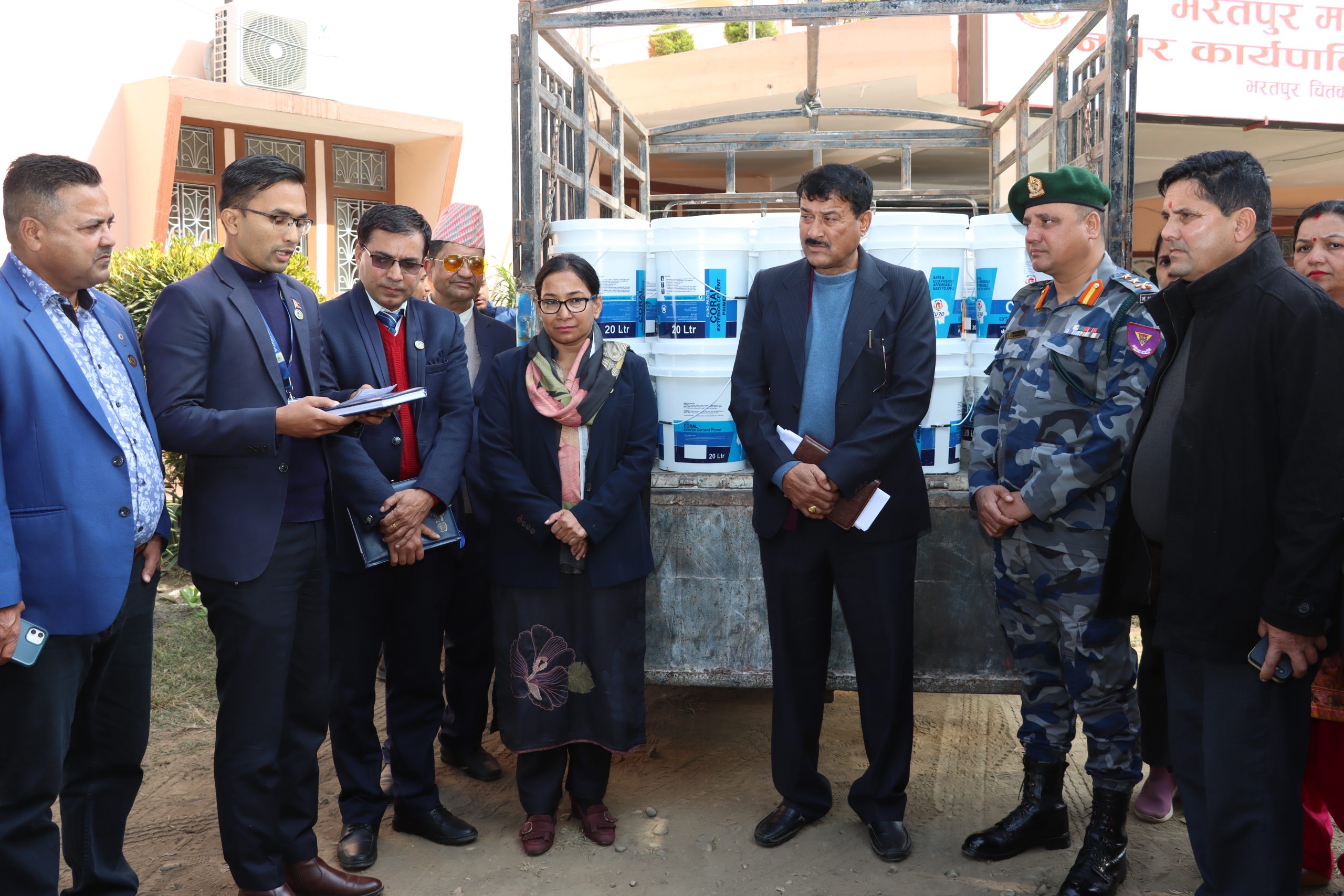 आँपटारीचोकदेखि देवघाटसम्म सडक दायाँ–बायाँका रुख र पोलमा रङ रोगन  हुने