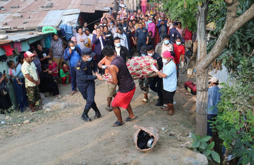 चितवनमा बोरामा शव :अनैतिक सम्बन्धकाे शंका गर्दै भतिज र श्रीमतीको हत्या