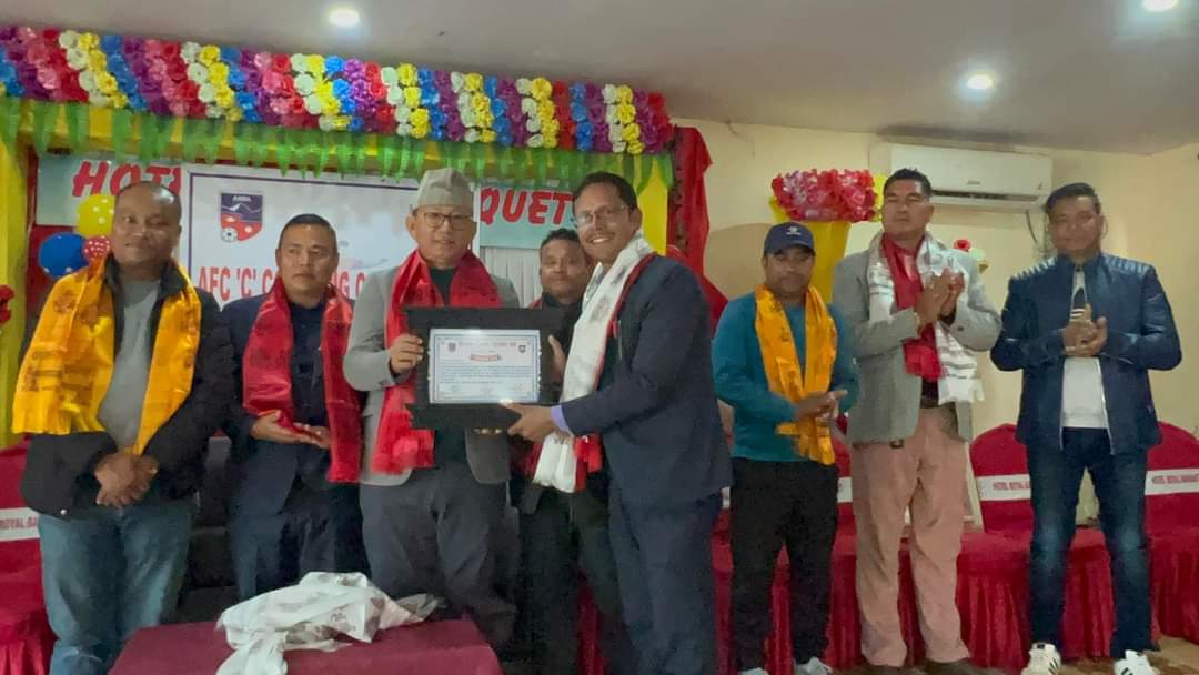 सेन्ट्रल कलेजका प्रिन्सिपल पौडेल चितवन जिल्ला फुटबल संघबाट सम्मानित