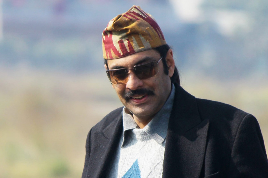 चितवनमा पूर्वयुवराज पारसले विद्यार्थी बोकेको बसलाई पेस्तोल ताकेको अभिभावकको दाबी