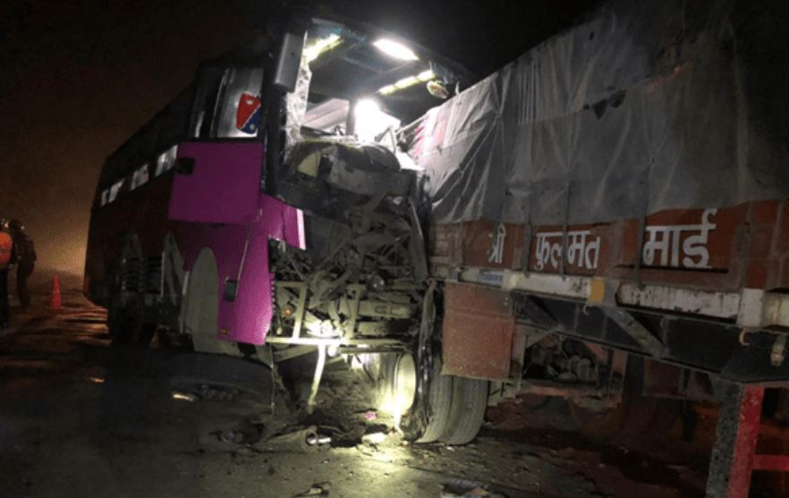 रौतहटबाट काठमाडौँ आउँदै गरेको बस चितवनमा दुर्घटना, २० जना घाइते