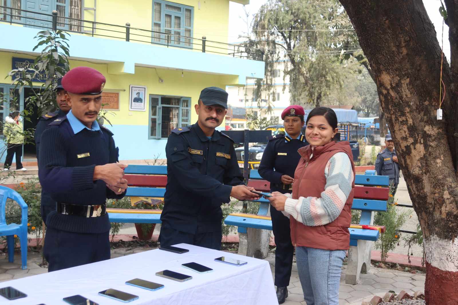 चितवन प्रहरीको सफलता : पछिल्लो दुई महिनामा हराएका ९५ थान मोबाइल सम्बन्धित धनीलाई फिर्ता